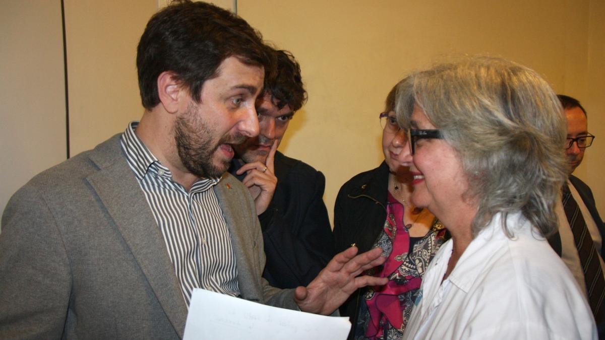 El conseller de Salut, Toni Comín, con la la directora del Hospital de Viladecans, Montserrat Oliveras, en su visita al centro.