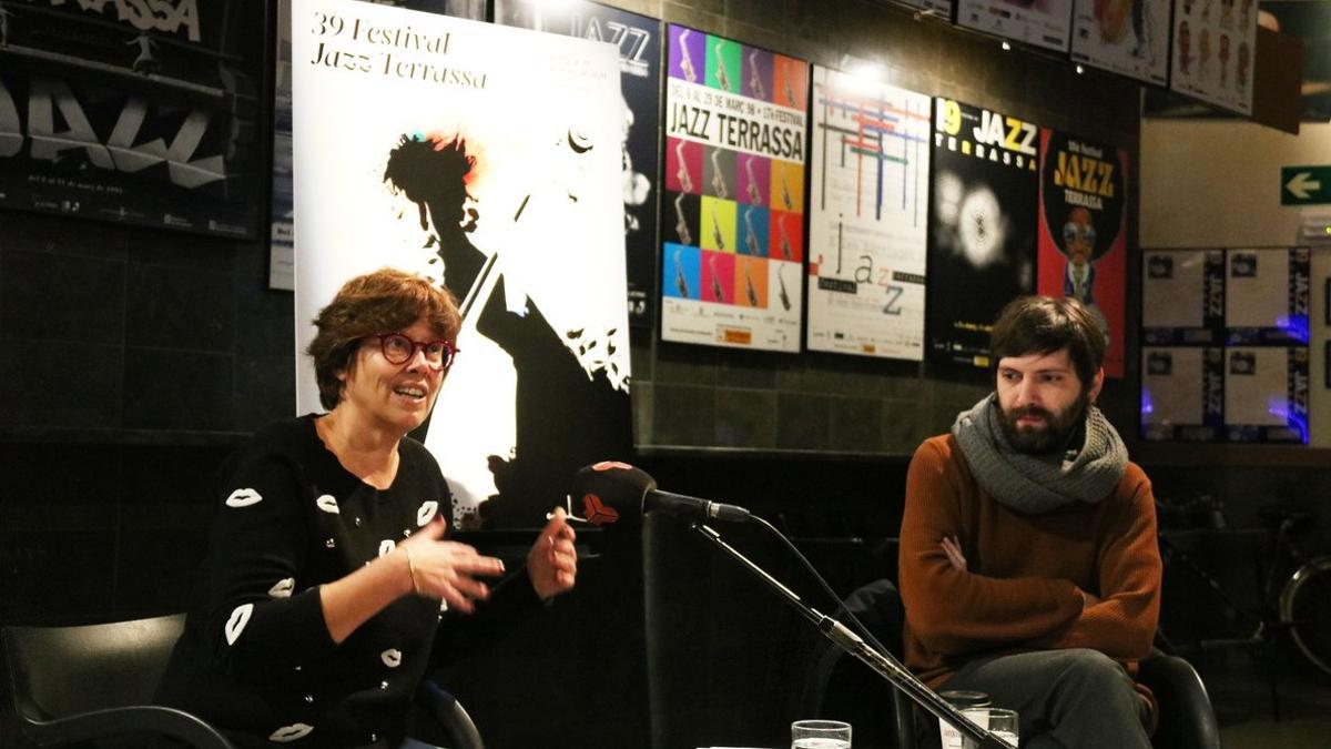 Susanna Carmona, directora del Festival de Jazz de Terrassa, con Conrad Roset, creador del cartel de la edición de 2020.