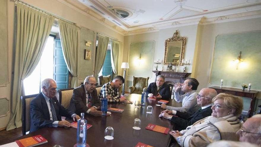 De izquierda a derecha, Antonio Sabino, José Luis Poyal y Francisco López Jiménez, ayer, durante la presentación de &quot;40.º aniversario de la Constitución&quot;.