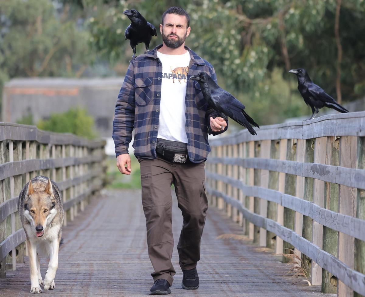 Javier Otero, con sus tres cuervos y 'Anubis'