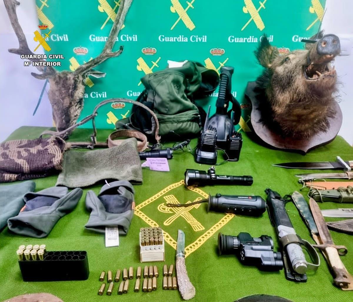 Elementos requisados al grupo criminal especializado en caza mayor furtiva.