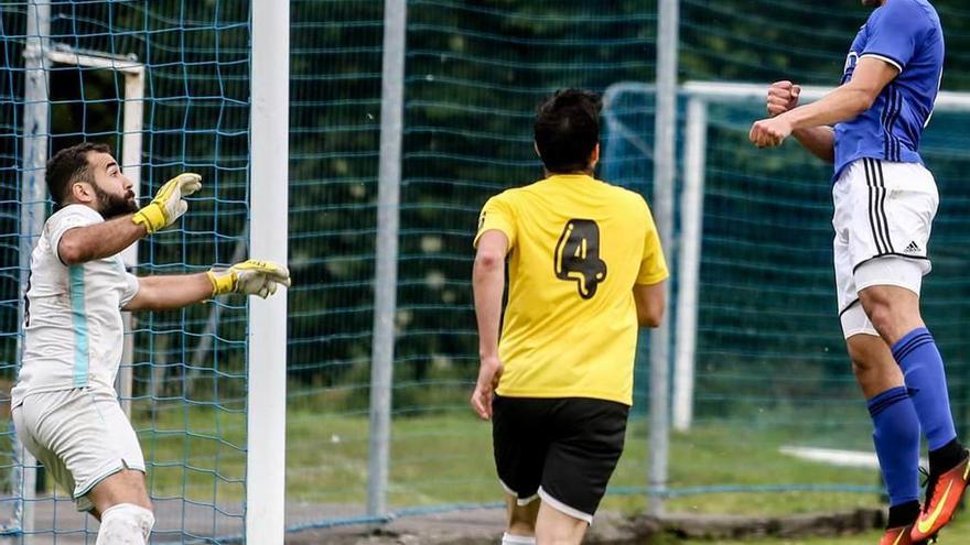 Un remate del Oviedo B durante el partido de ayer.