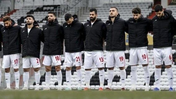 Los jugadores de la selección de Irán, con chaquetas negras para tapar el escudo.