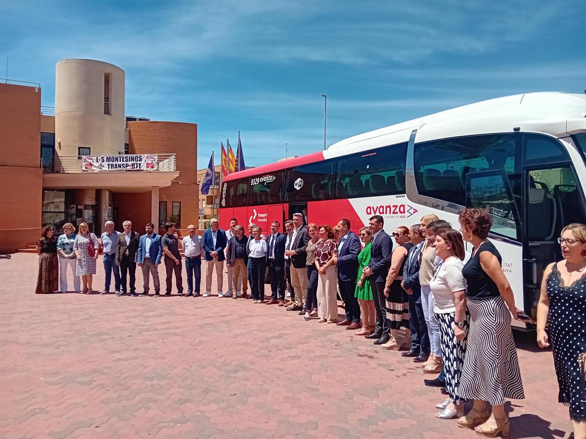 La Generalitat presenta en Los Montesinos una nueva ruta de autobuses en la Vega Baja
