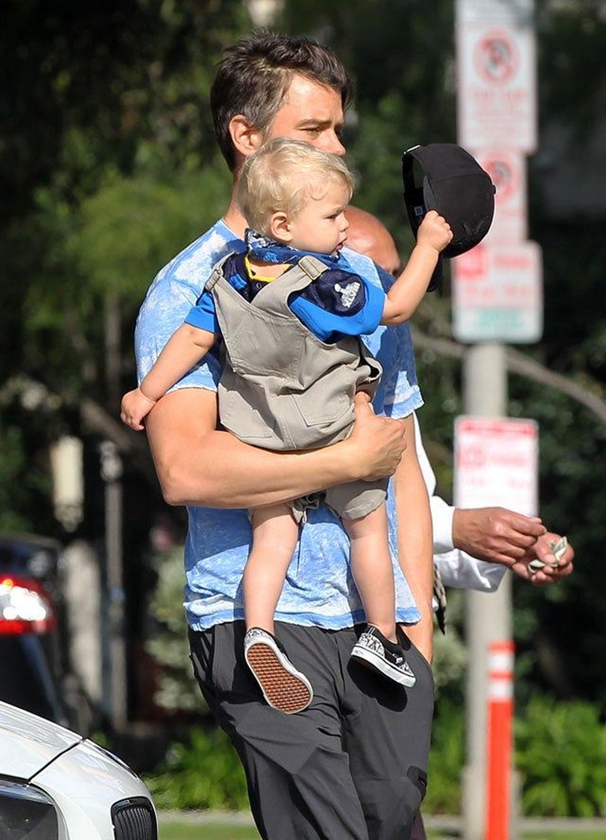 Josh Duhamel con Axl en brazos, quien se quita la gorra