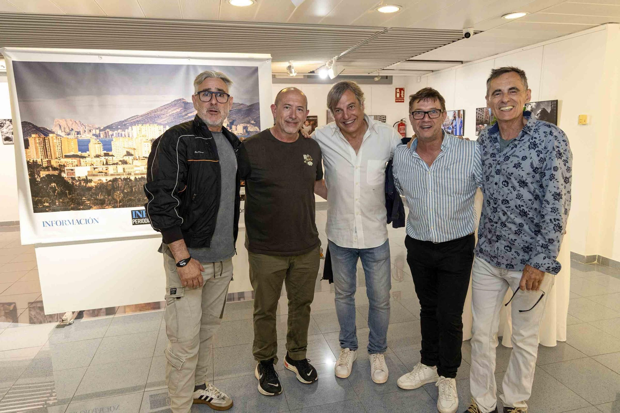 lleno total en la inauguración de INFotoperiodistas 2024,. un año de fotografía de prensa en Alicante