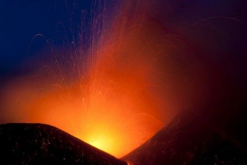 El volcán Etna escupe lava durante una erupción