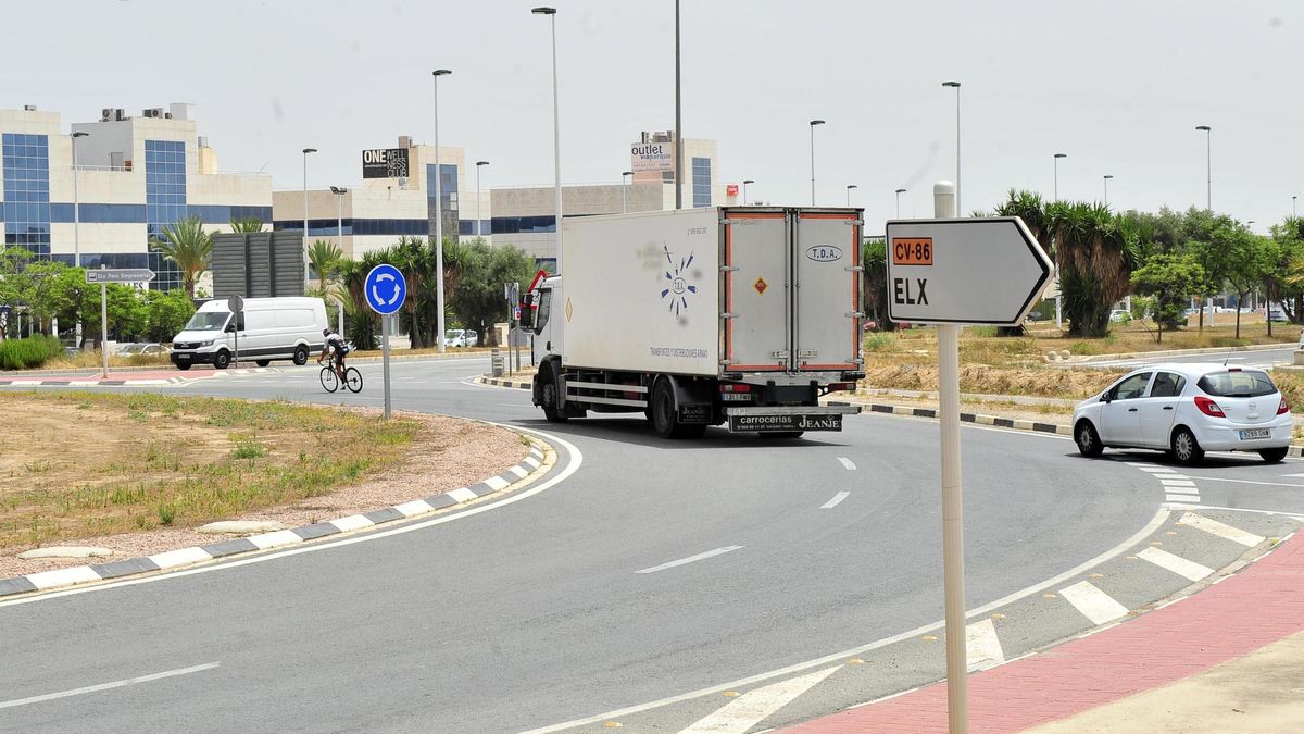 Vehículos justo en una de las rotondas que da acceso a Elche Parque Empresarial.