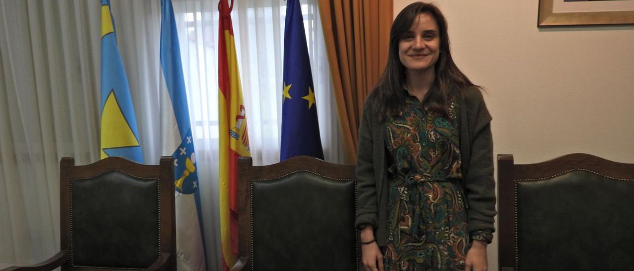 Elena Alañón, en el salón de plenos del Concello de Esgos.