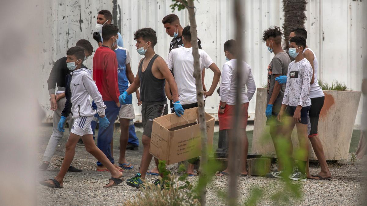 Menores marroquíes pasean por una calle de Ceuta.