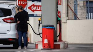 Un mujer reposta carburante en una gasolinera, a 28 de octubre de 2022, en Madrid (España).