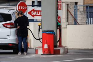 Un mujer reposta carburante en una gasolinera, a 28 de octubre de 2022, en Madrid (España).