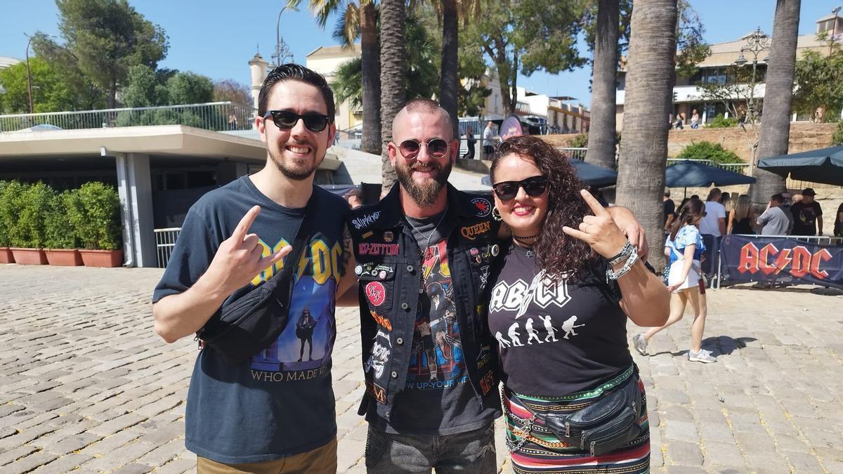 Sandra, Jose y Julio, dos hermanos y un amigo, que han llegado desde Albacete a Sevilla para el concierto de AC/DC.