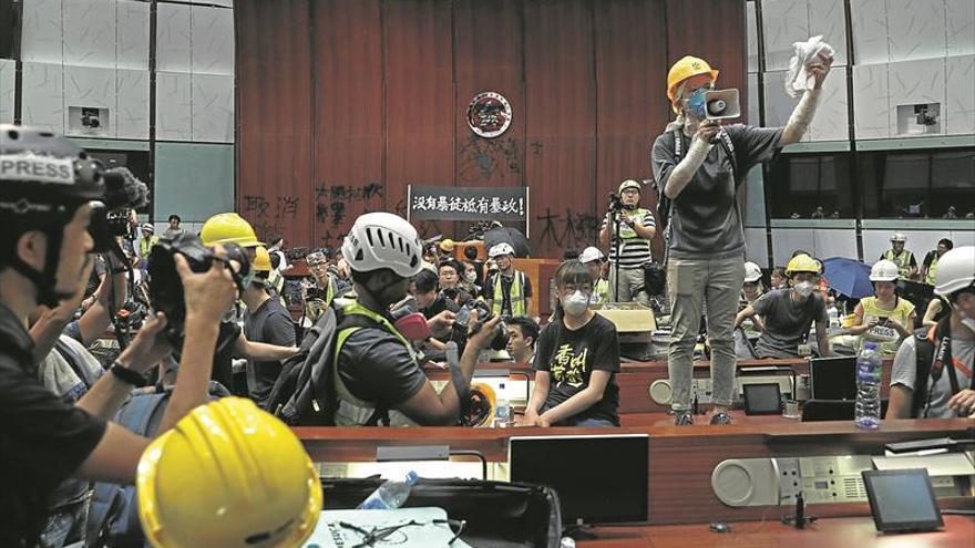 Crece la tensión en Hong Kong con el asalto al Parlamento