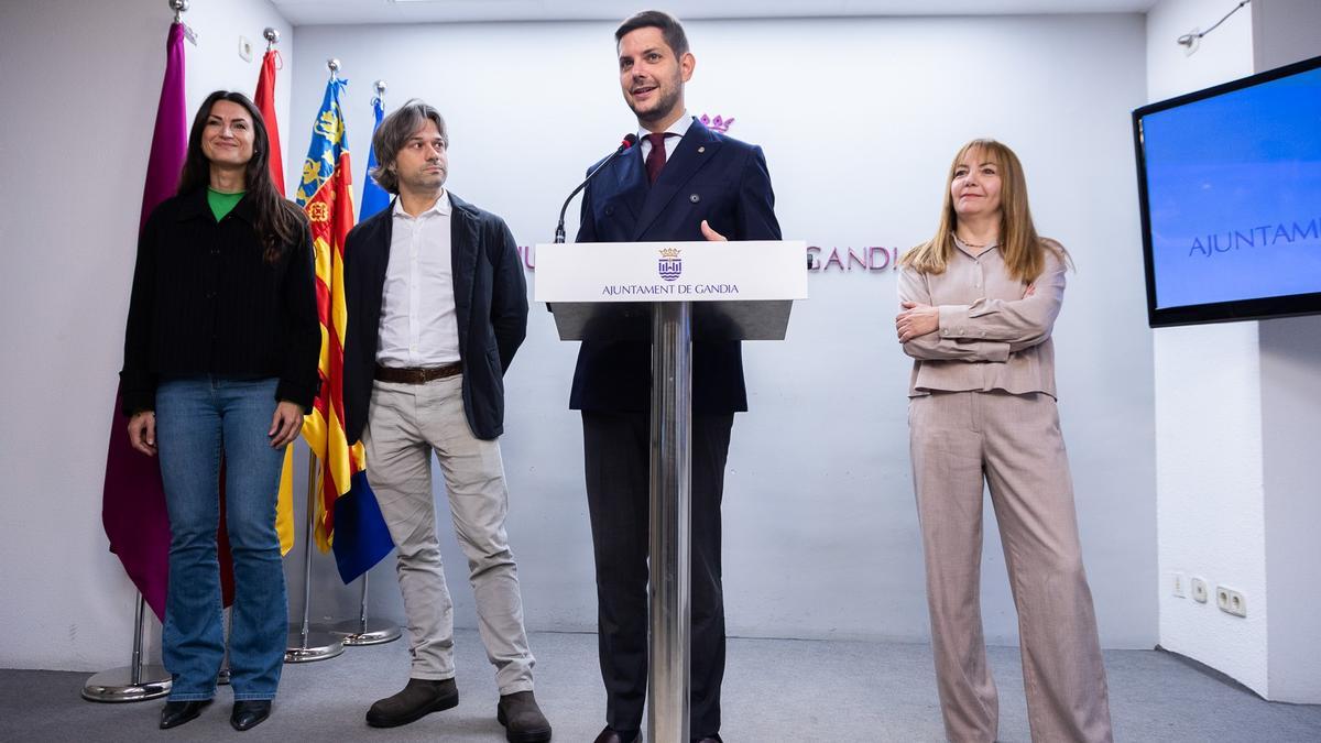De izquierda a derecha Balbina Sendra, Julio Fuster, José Manuel Prieto y Maite Alonso, este jueves en Gandia.