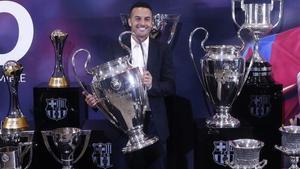 Pedro, de 39 anys, amb els seus trofeus com a blaugrana, ahir. | QUIQUE GARCÍA / EFE