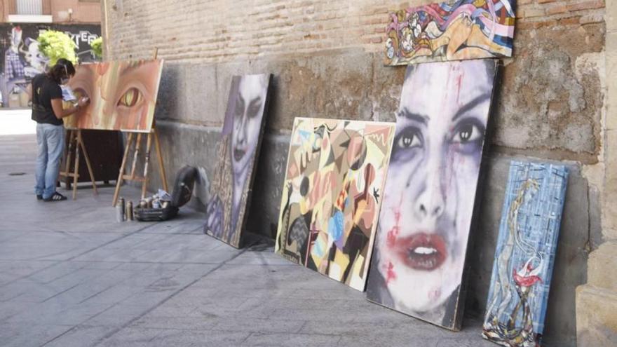 El barrio murciano acogió ayer una muestra de obras de pintores regionales.