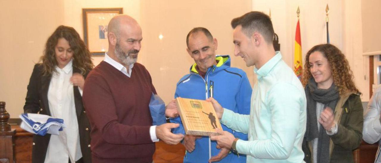 Félix Juncal le entrega una placa conmemorativa a David Gómez.