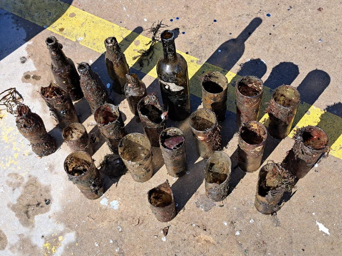 Algunos vasos y botellas tirados al mar y ahora recogidos