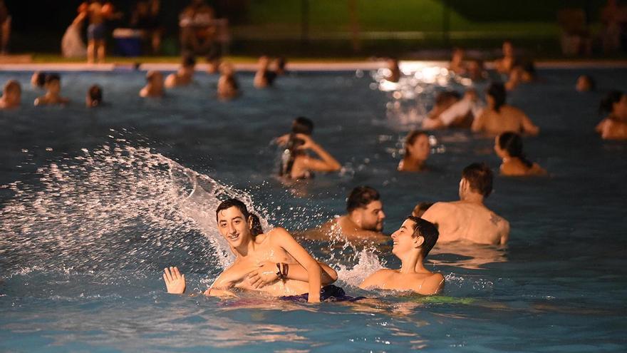Córdoba avala el toples en las piscinas públicas y deja en el aire el nudismo