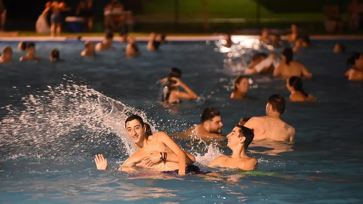 Córdoba avala el toples en las piscinas públicas y deja en el aire el nudismo