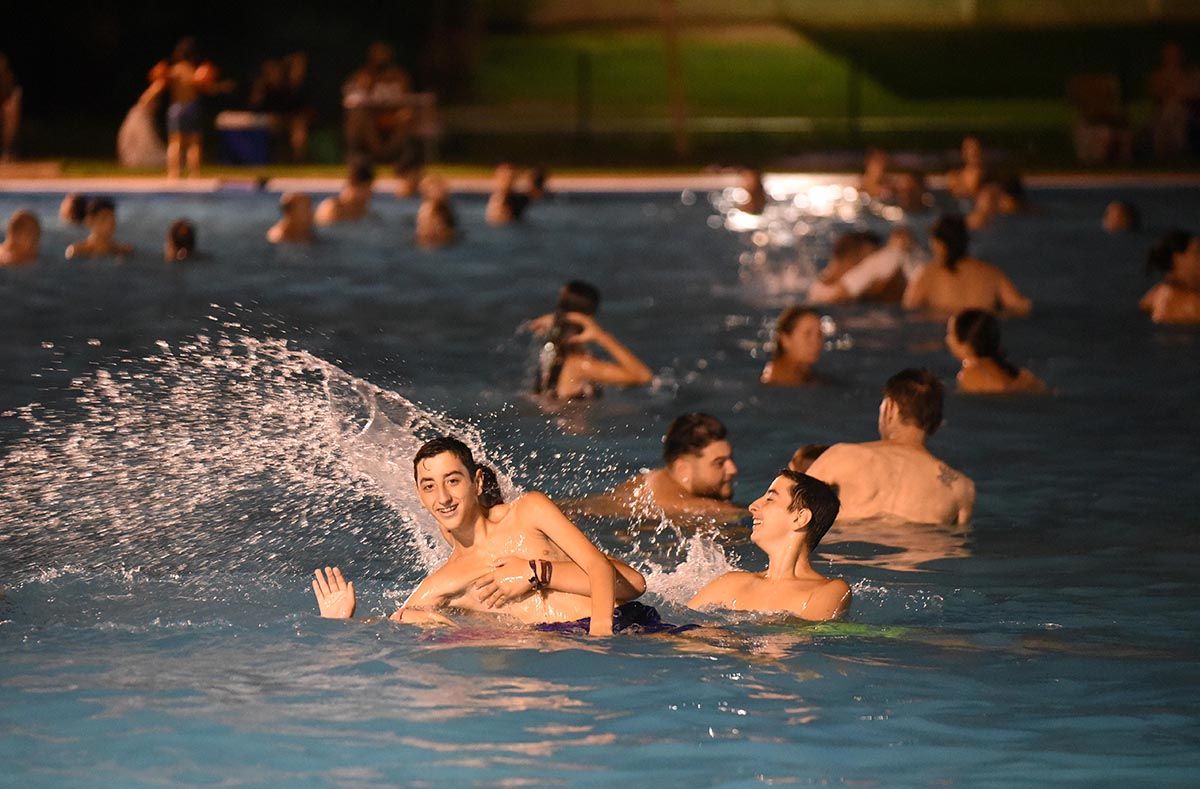 Sesión nocturna en la piscina de la Fuensanta