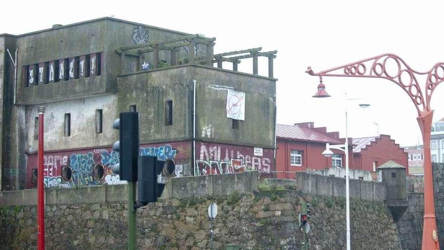 Una de las naves de Comandancia junto a las murallas desde el paseo marítimo.