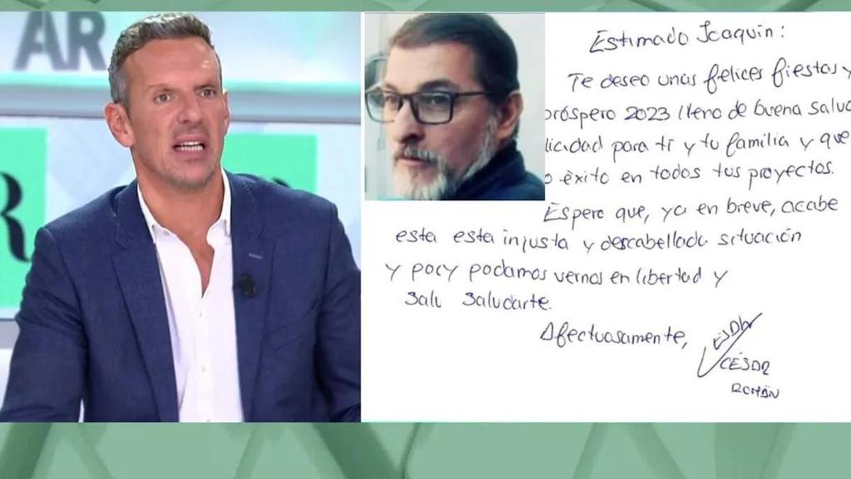 Joaquín Prat muestra la felicitación navideña que recibió del 'Rey del Cachopo'.