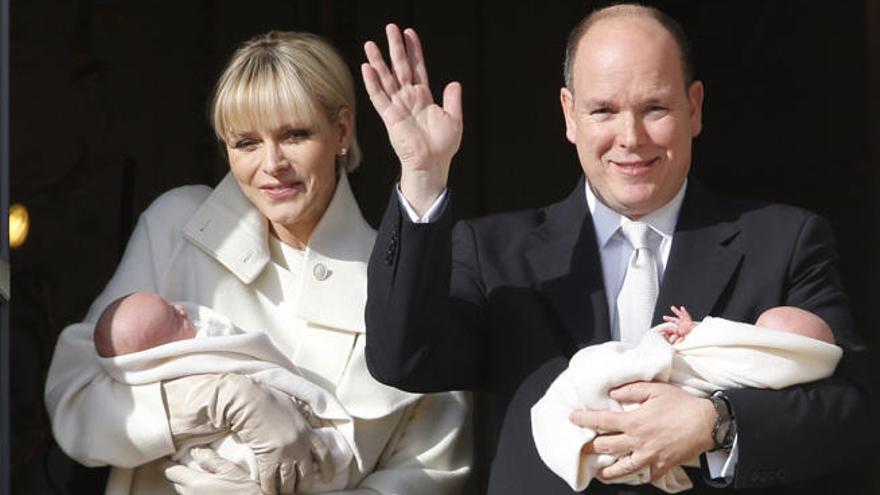 Charlene y Alberto II posan junto a sus hijos en el balcón.