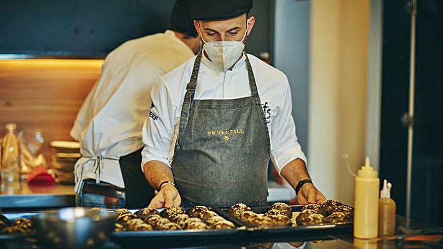 El chef José Miguel Bonet con uno de los platos.