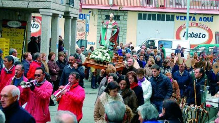 Unos compradores se interesan por las cebollas de un puesto.