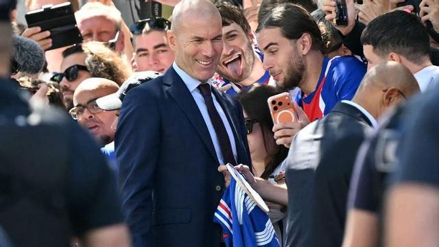 Zinedine Zidane posa amb els aficionats després de la presentació com a seleccionador nacional ahir a París. | LOU BENOIST / AFP