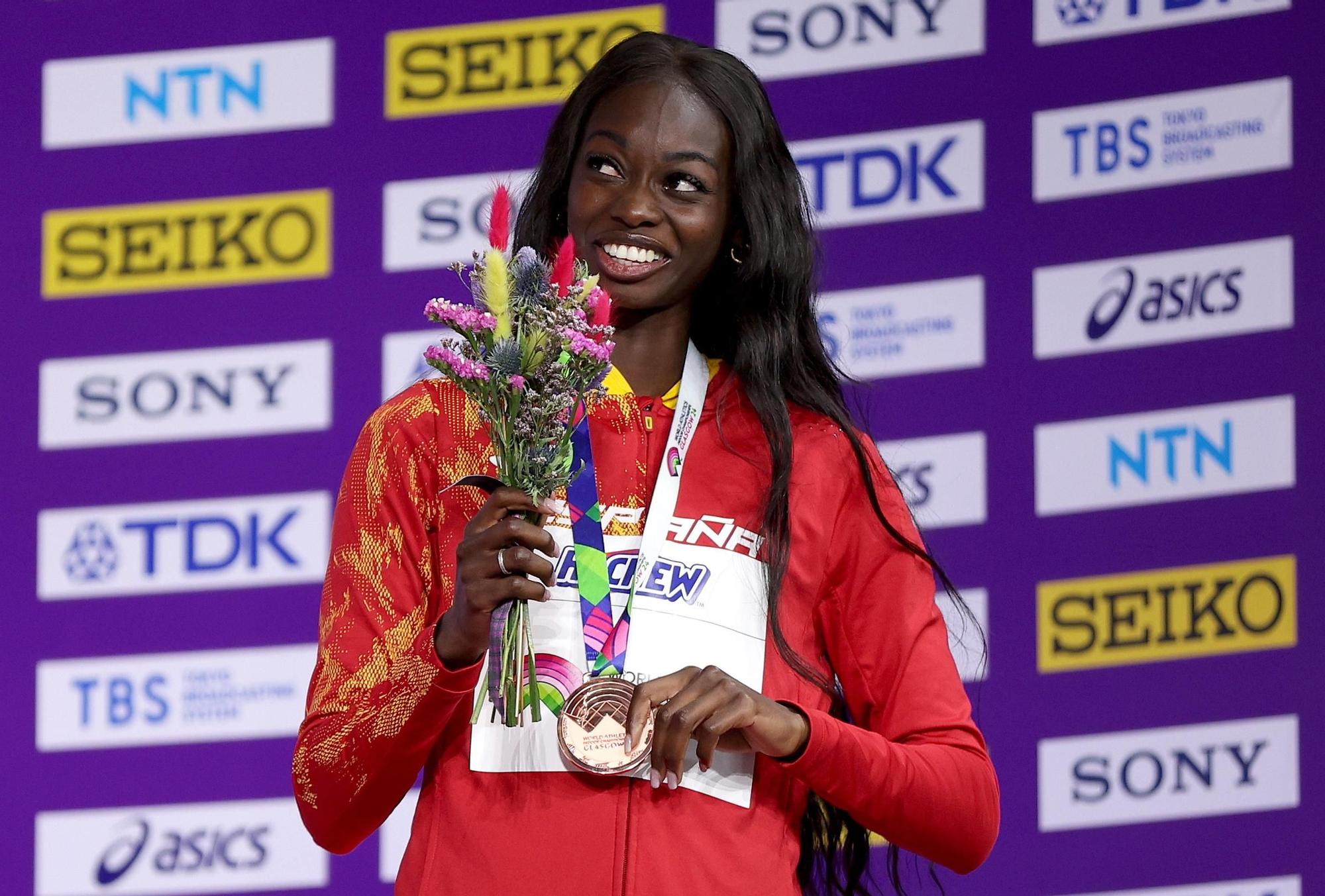 Fátima Diame posa con su bronce en el Mundial de Glasgow