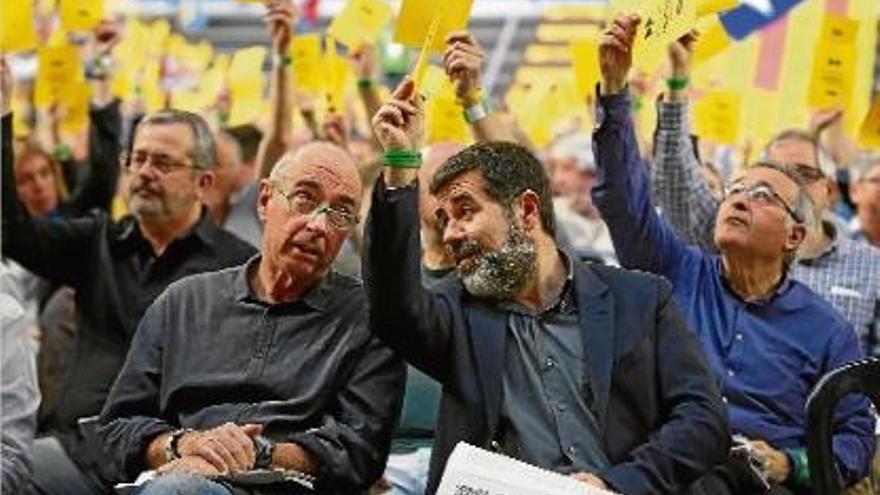 El president de l&#039;ANC, Jordi Sánchez, conversant amb el diputat de Junts pel Sí Lluís Llach, ahir a Manresa.