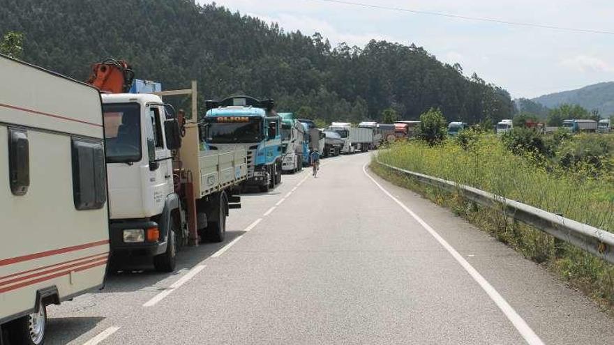 Los camiones y vehículos pesados no pudieron ser desviados y permanecieron en la zona dos horas.