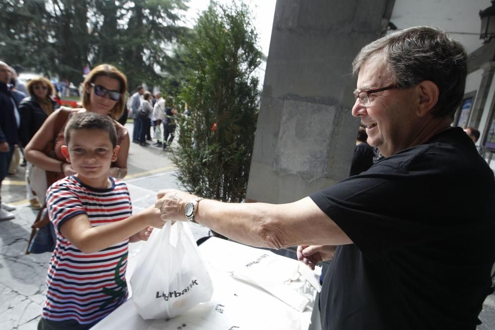 Oviedo celebra el día grande de San Mateo con 7.000 bollos preñaos