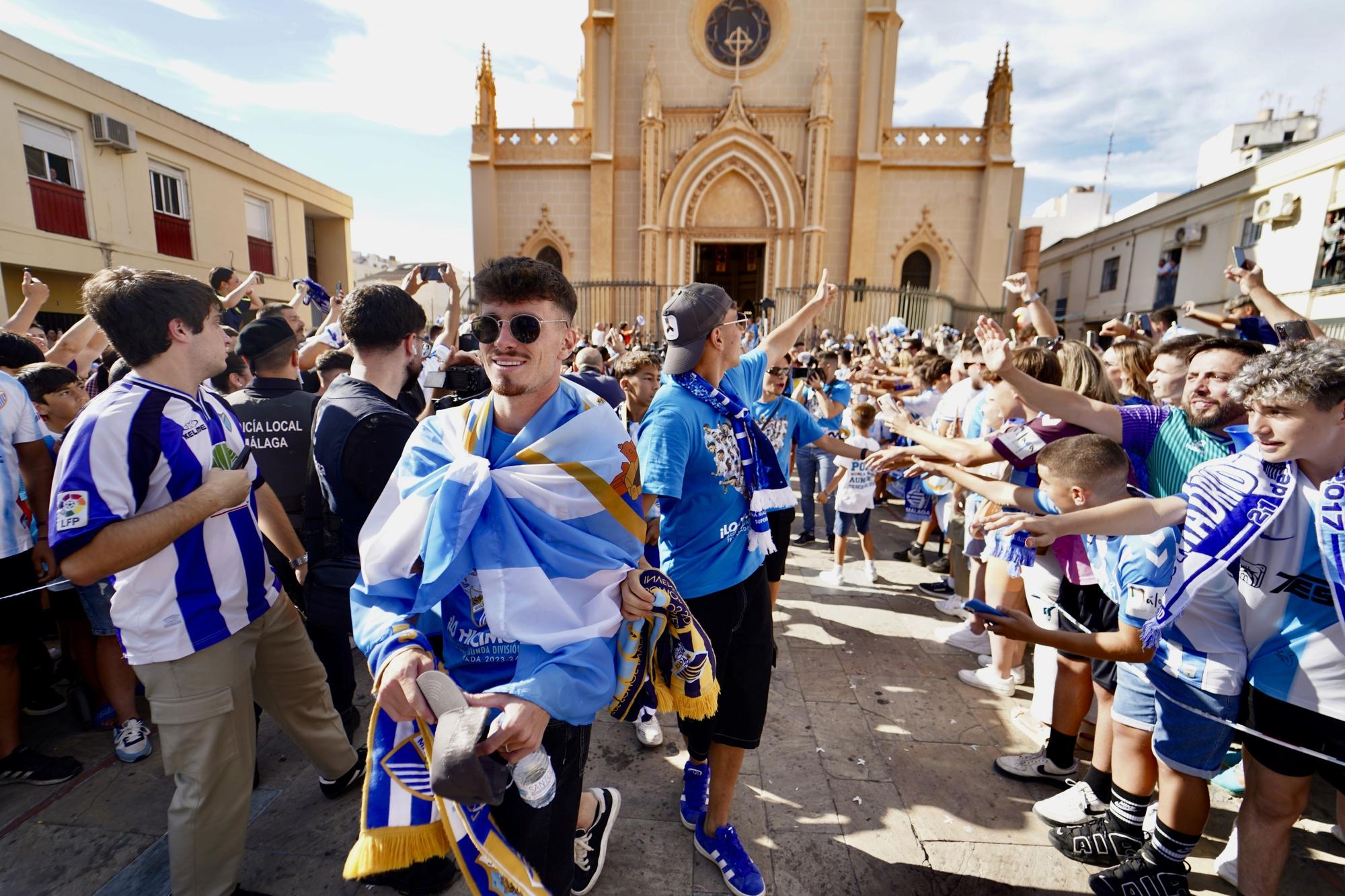 Miles de aficionados acompañan al Málaga CF en las celebraciones de su ascenso al fútbol profesional