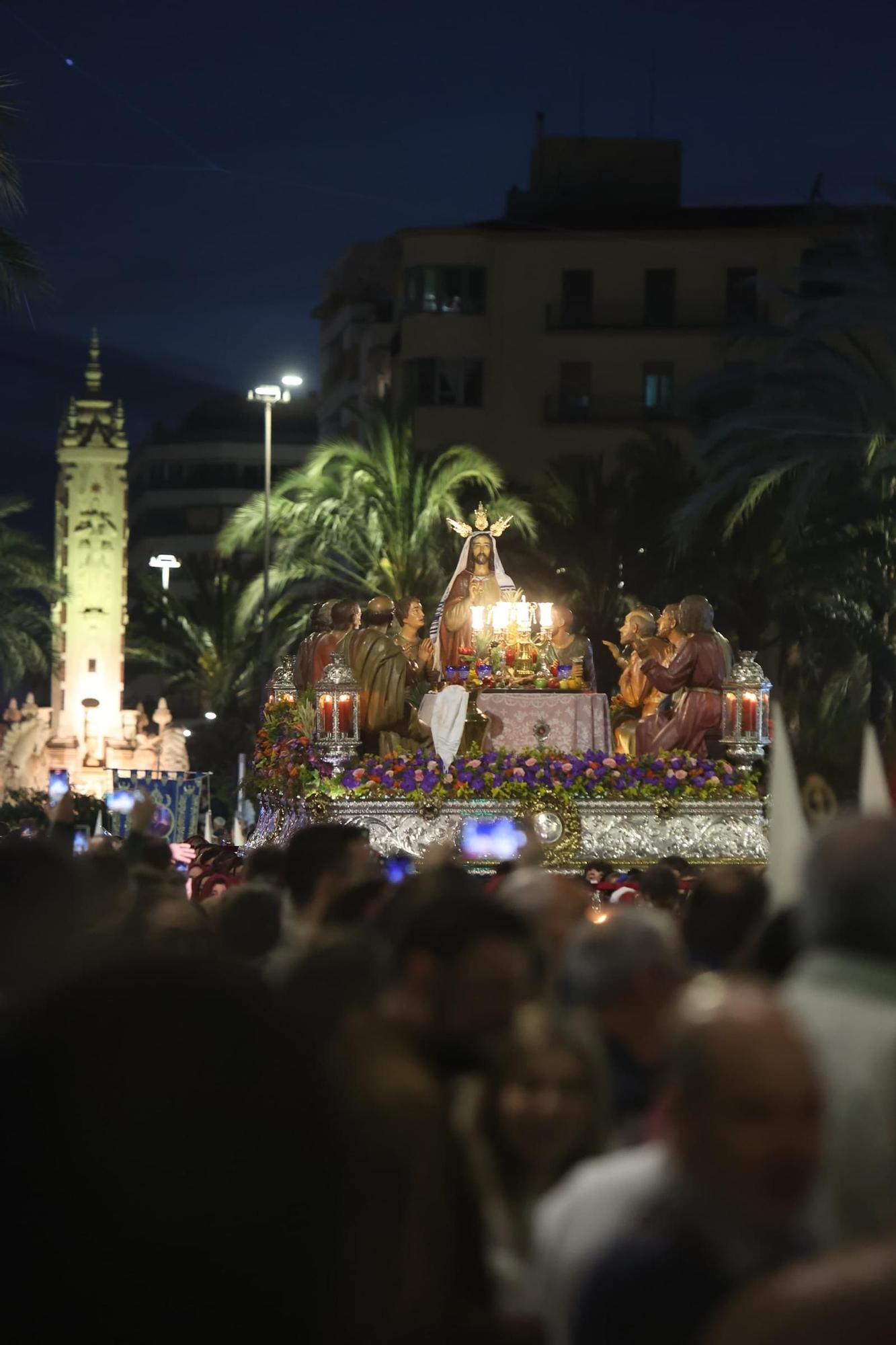 La Hermandad de la Santa Cena recorre las calles de Alicante este Jueves Santo