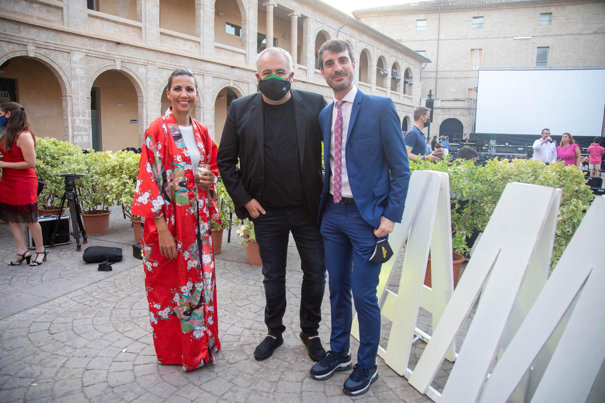 La Reina olvida el luto con vestido de seda en Atlàntida Film Festival