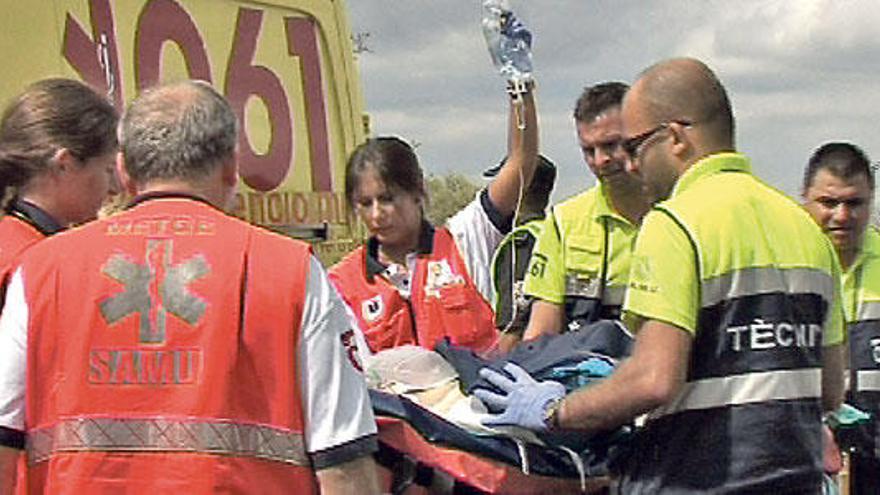 Un coche atropella y hiere de gravedad a dos ciclistas en la carretera de s´Estanyol