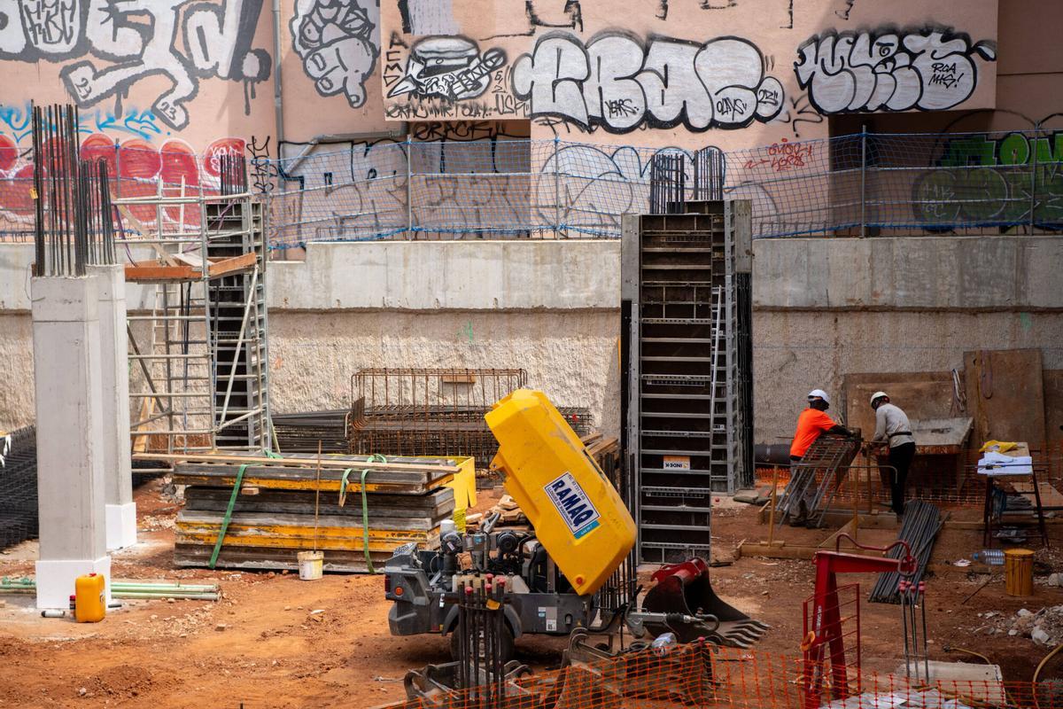 Estado de las obras del edificio del edificio donde abrirá el nuevo CAP de Fort Pienc y una promoción de 64 pisos de protección oficial, en la Gran Via de les Corts con calle Nápoles. Barcelona, 20 de agosto de 2026. Foto: Belén González / EP