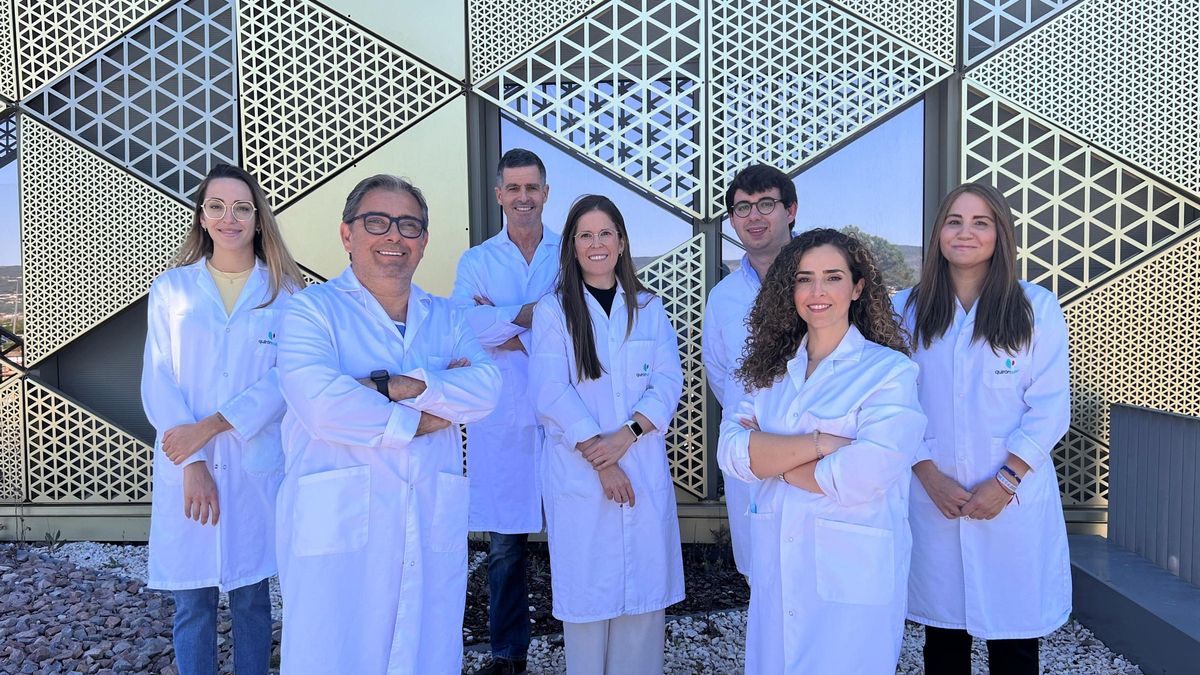 En la foto, el doctor Ruiz Masera (segundo por la izquierda), junto al resto del equipo médico del servicio de Cirugía Oral y Maxilofacial y Odontología del Hospital Quirónsalud Córdoba.
