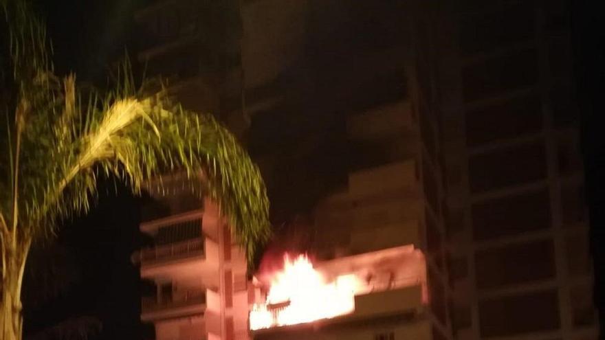 Un incendio en Torre del Mar deja un herido y 50 desalojados