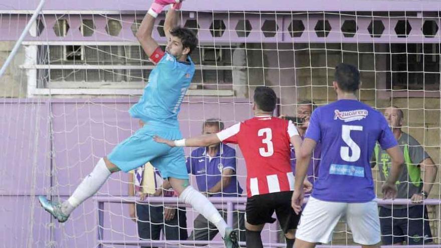 El zamorano Miguel atrapa el balón en el partido disputado ayer en La Bañeza.