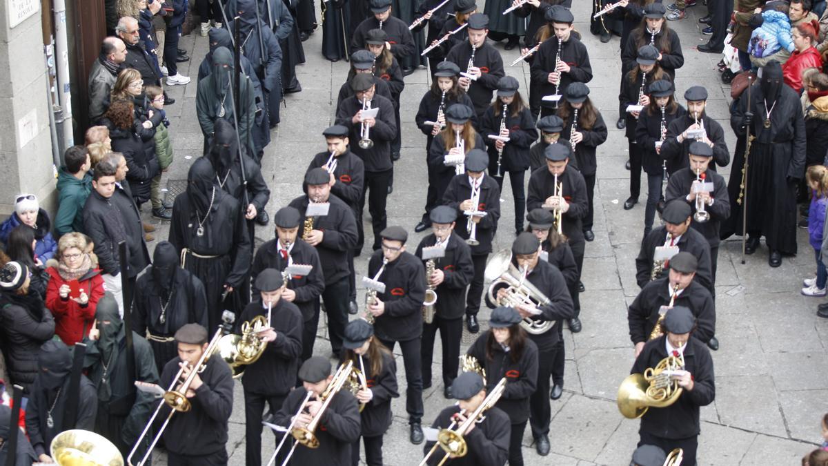 Una banda de música en el desfile de Jesús Nazareno