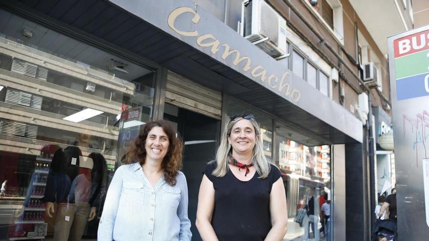 La sastrería de Zaragoza que vistió a Pajares y Esteso se resiste a desaparecer: "Es un oficio muy sacrificado y muy poco reconocido, pero sigue siendo arte"