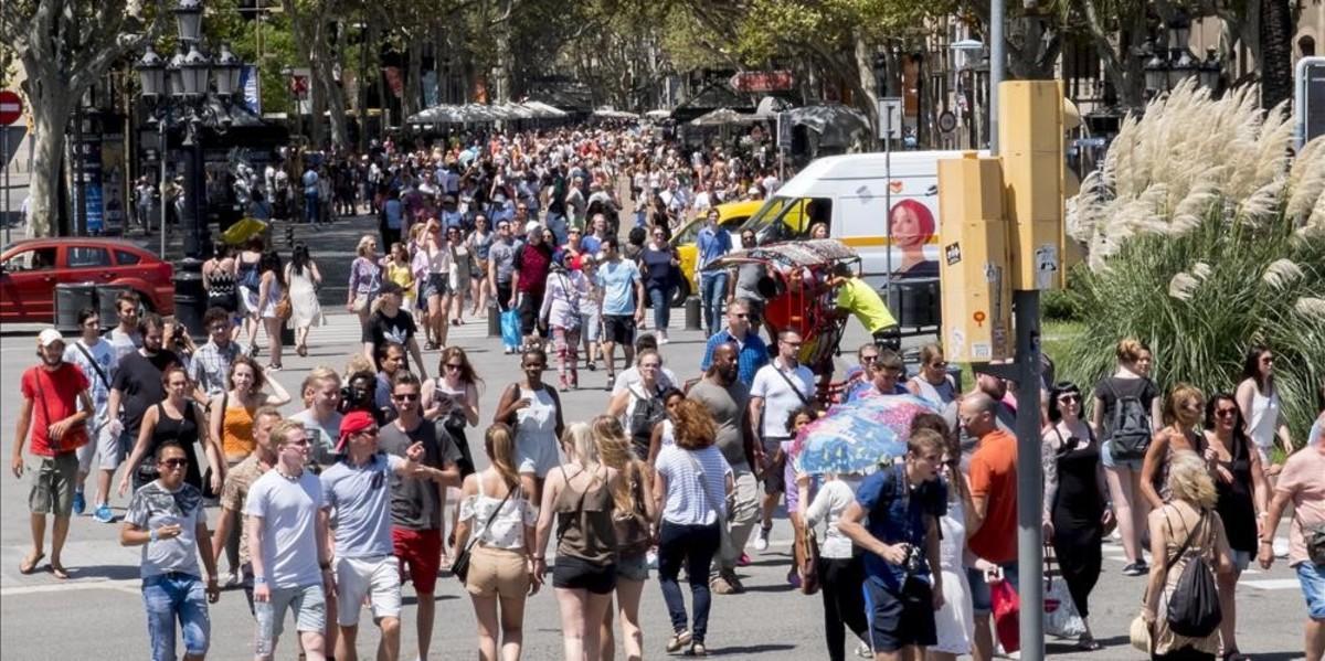 Turistas en la Rambla de Barcelona.