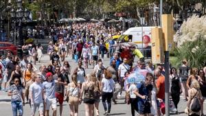 Turistas en la Rambla de Barcelona.