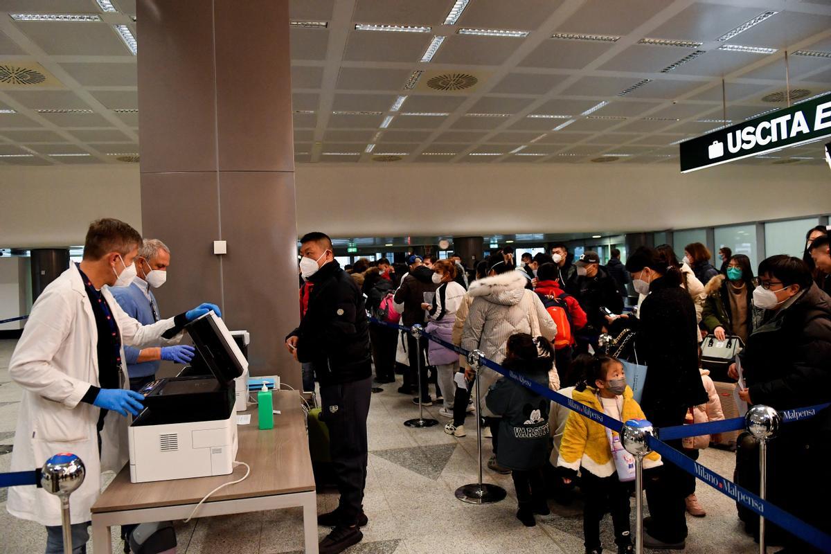 Controles para pasajeros procedentes de China en el aeropuerto de Malpensa, en Milán.