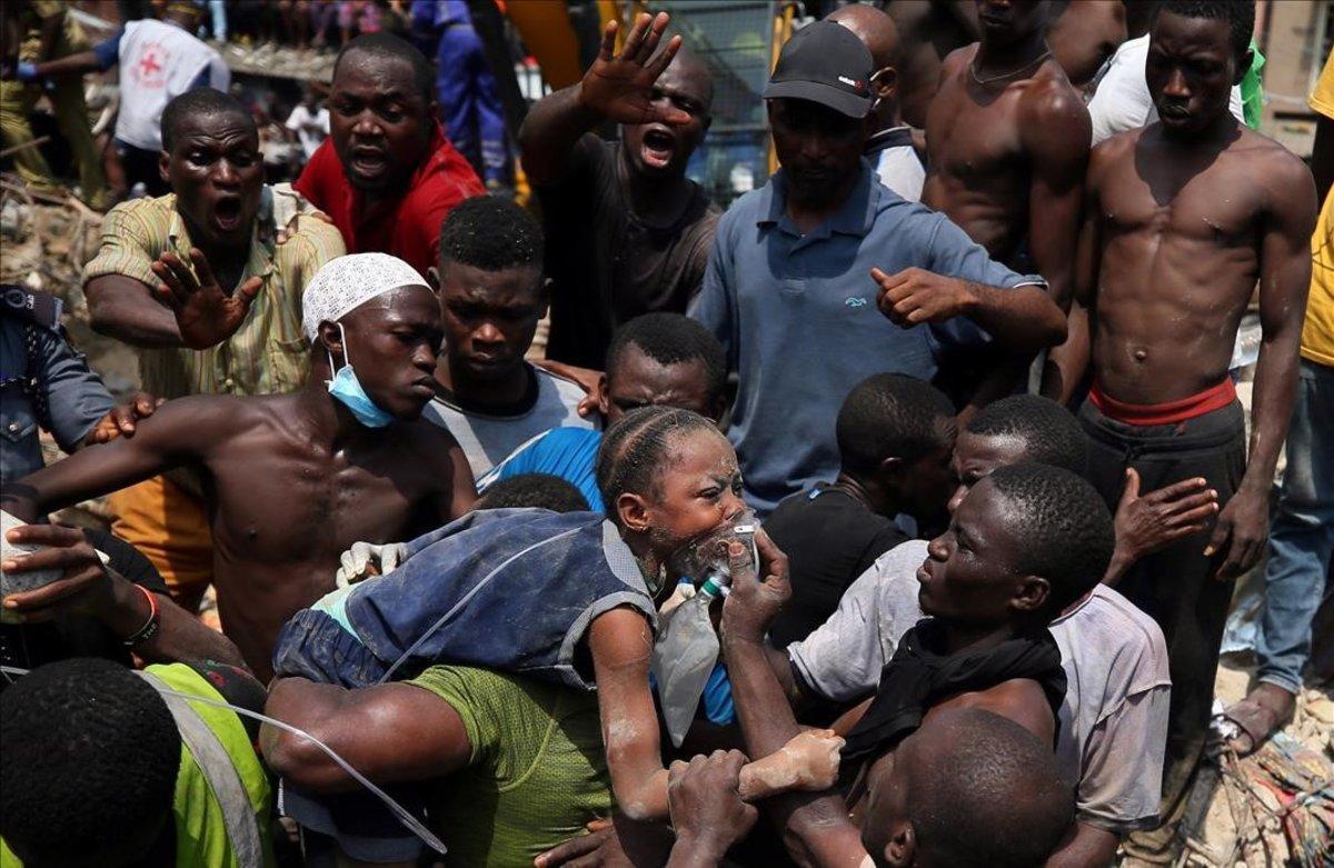 Tareas de rescate tras el derrumbe de una escuela en Nigeria.